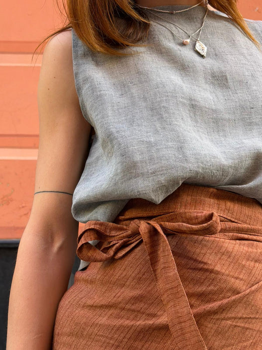 Top Emilia in lino color azzurro polvere