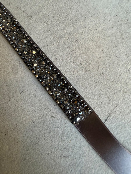 Choker in raso e cristalli gunmetal