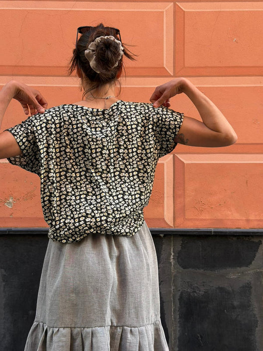 T-shirt Scatoletta a fiori bianchi su base nera
