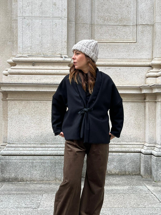 Cappellino beige/sabbia in lana all’uncinetto