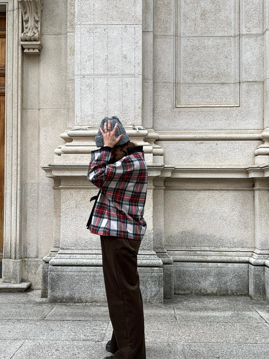 Cappellino grigio fumo in lana all’uncinetto