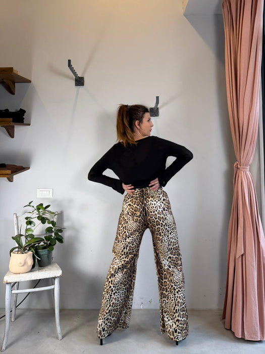 Pantaloni Mia in viscosa leopardata