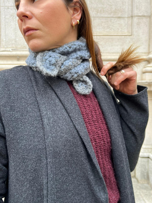 Sciarpina all’uncinetto azzurra e grigia