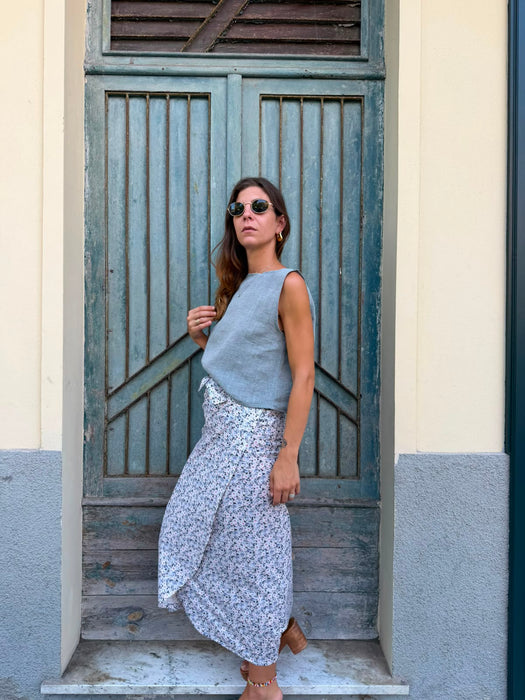 Top Emilia in lino azzurro polvere