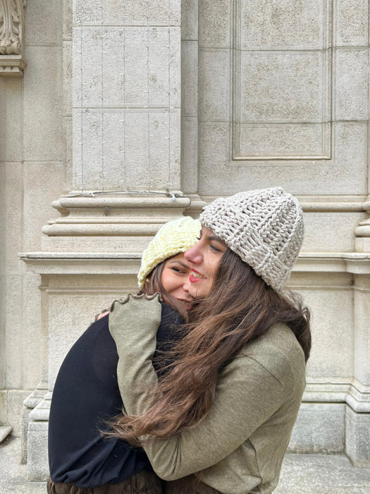 Cappellino beige/sabbia in lana all’uncinetto