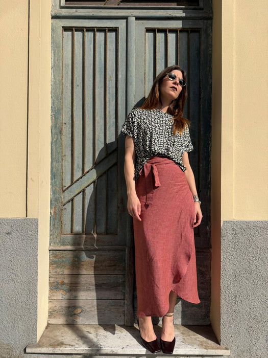 T-shirt Scatoletta a fiori bianchi su base nera