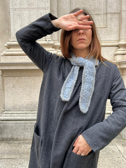 Sciarpina all’uncinetto azzurra e grigia