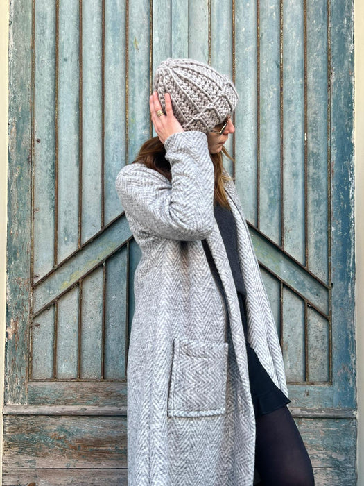 Cappellino in lana all’uncinetto sabbia