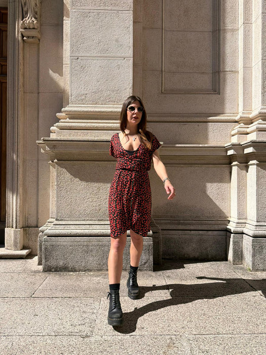 Abito Concetta a fiori rossi su base nera