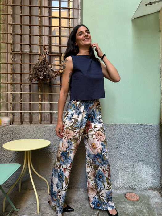 Top Emilia in cotone blu ricamato