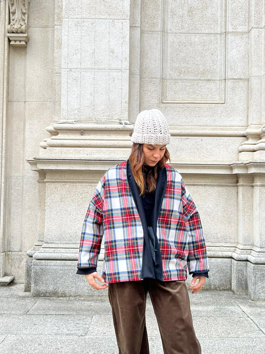 Cappellino beige/sabbia in lana all’uncinetto