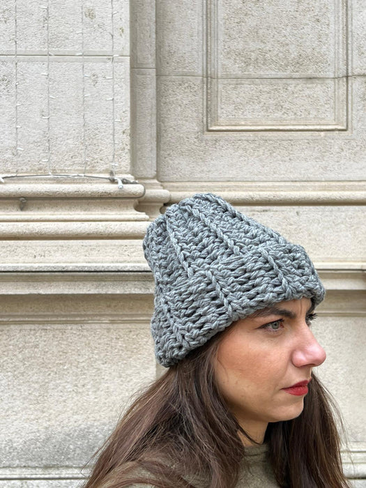 Cappellino grigio fumo in lana all’uncinetto