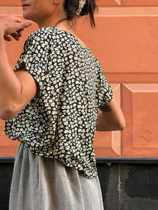 T-shirt Scatoletta a fiori bianchi su base nera