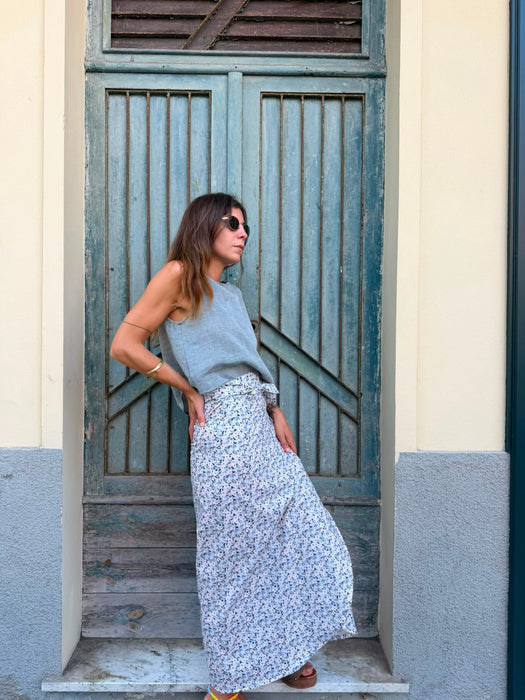 Top Emilia in lino azzurro polvere
