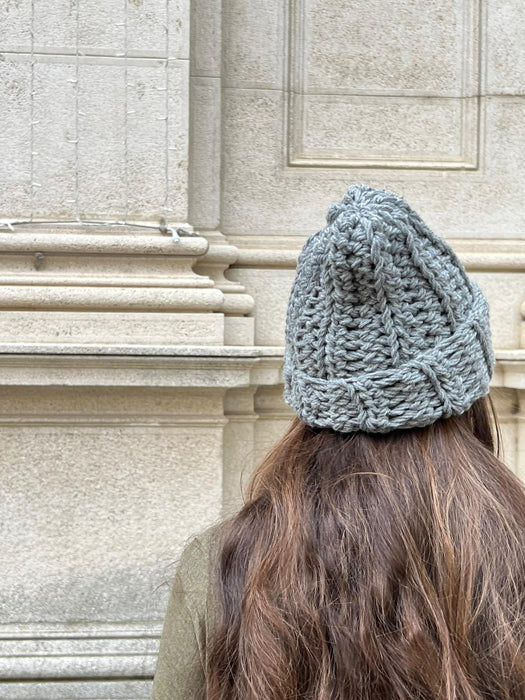 Cappellino grigio fumo in lana all’uncinetto