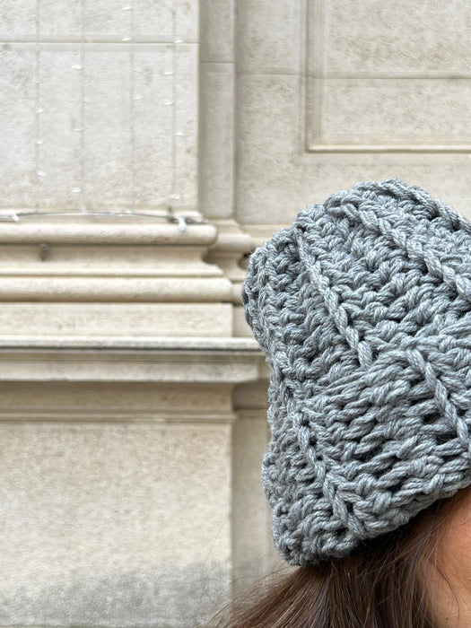 Cappellino grigio fumo in lana all’uncinetto