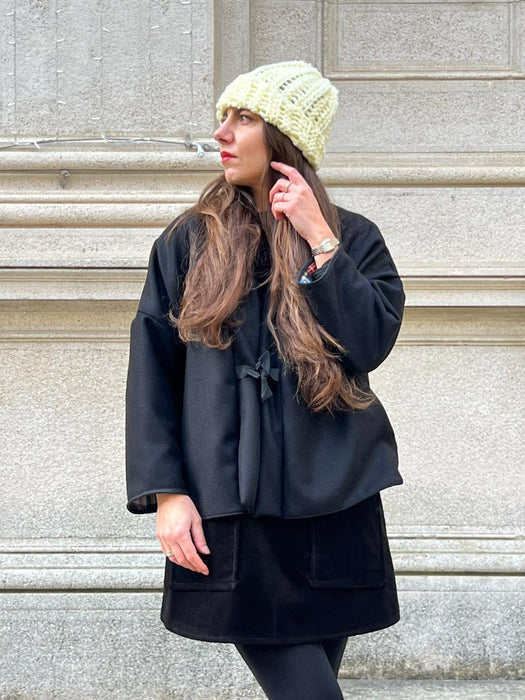 Cappellino giallo pastello in lana all’uncinetto