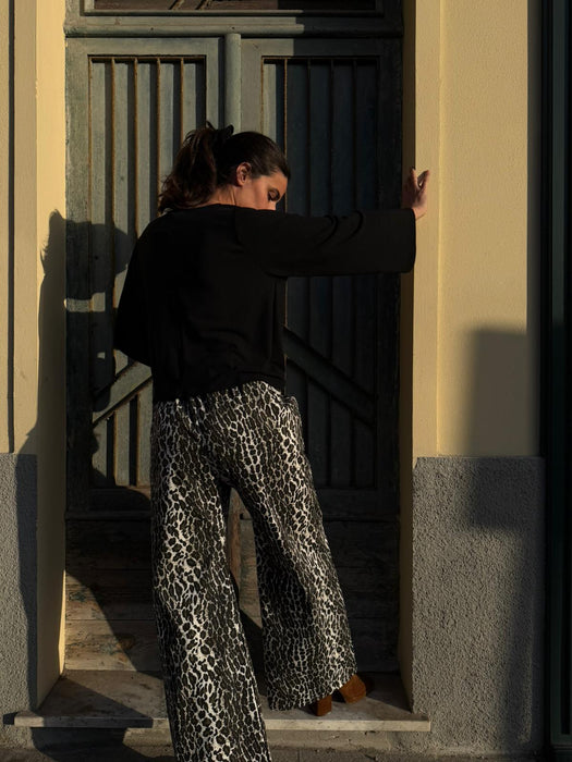 Pantaloni Mia in gabardine leopardato