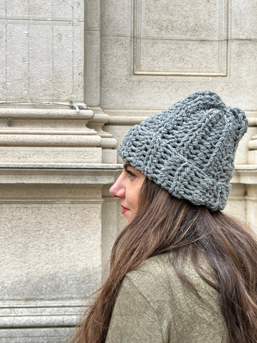 Cappellino grigio fumo in lana all’uncinetto