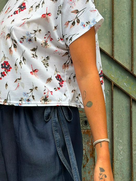 T-shirt Scatoletta a fiori su base bianca