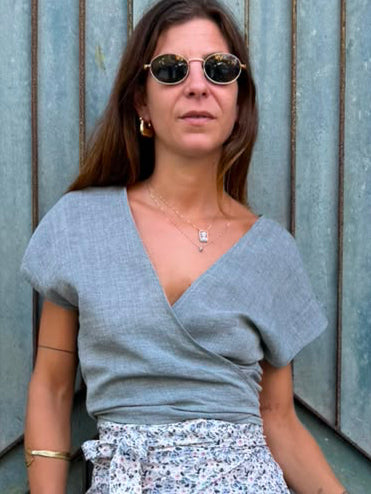 Top Margherita in lino azzurro polvere