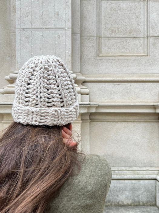 Cappellino beige/sabbia in lana all’uncinetto