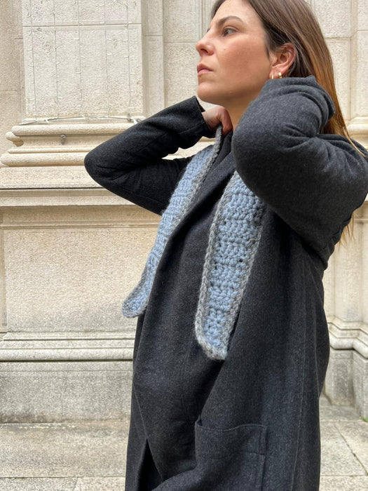 Sciarpina all’uncinetto azzurra e grigia