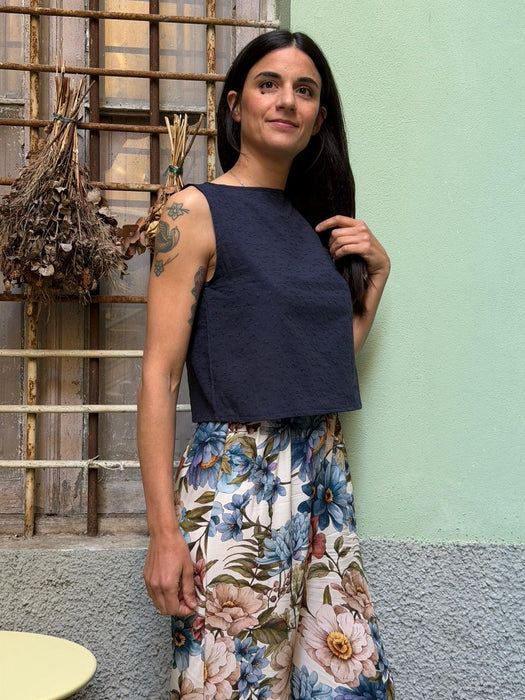 Top Emilia in cotone blu ricamato