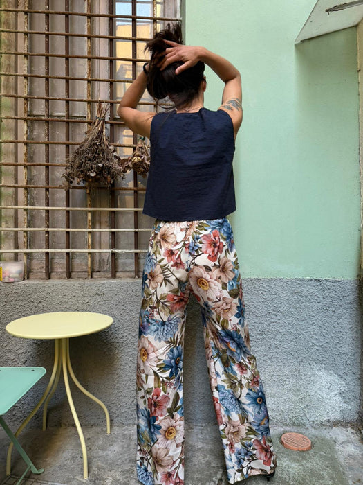 Top Emilia in cotone blu ricamato