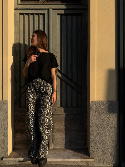 Pantaloni Mia in gabardine leopardato