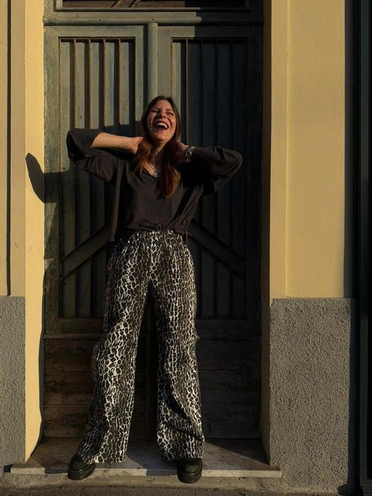 Pantaloni Mia in gabardine leopardato