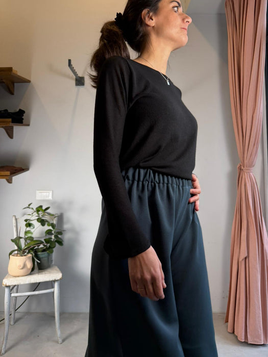 Maglia basica nera traforata