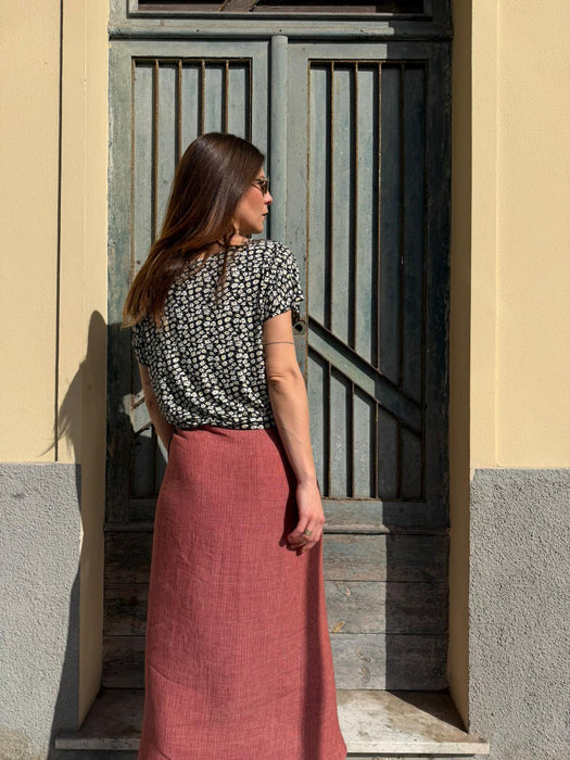 T-shirt Scatoletta a fiori bianchi su base nera