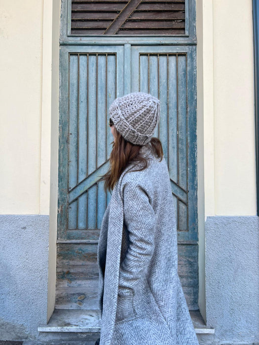 Cappellino in lana all’uncinetto sabbia