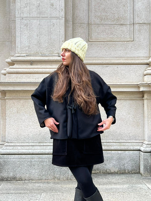 Cappellino giallo pastello in lana all’uncinetto