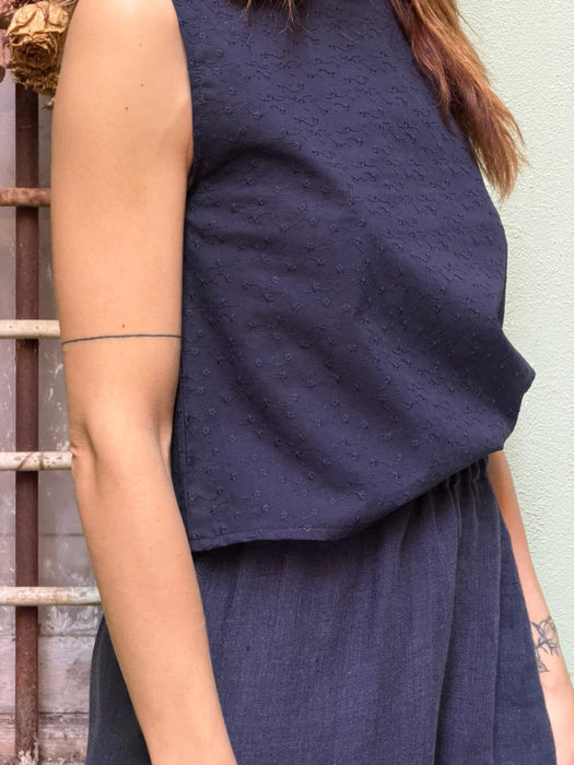 Top Emilia in cotone blu ricamato