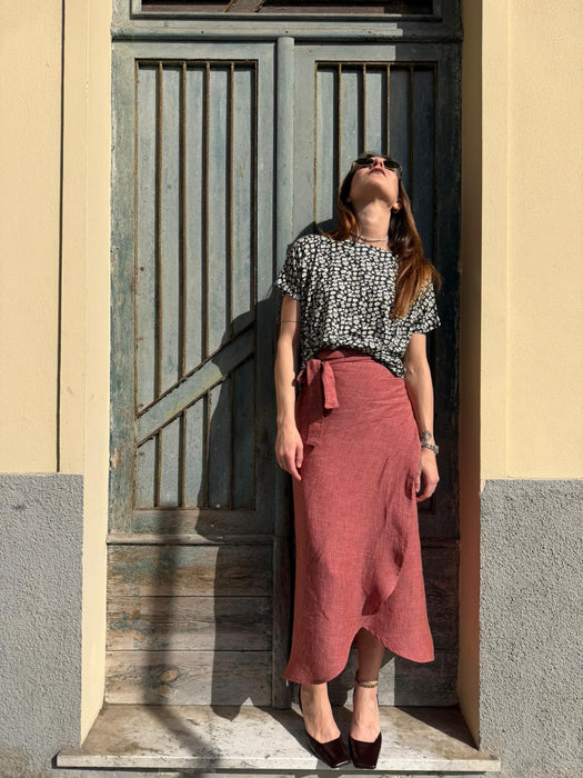 T-shirt Scatoletta a fiori bianchi su base nera