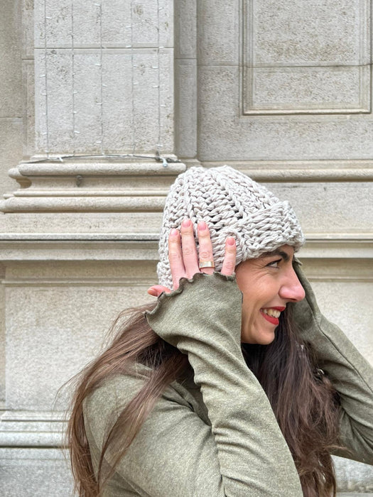 Cappellino beige/sabbia in lana all’uncinetto