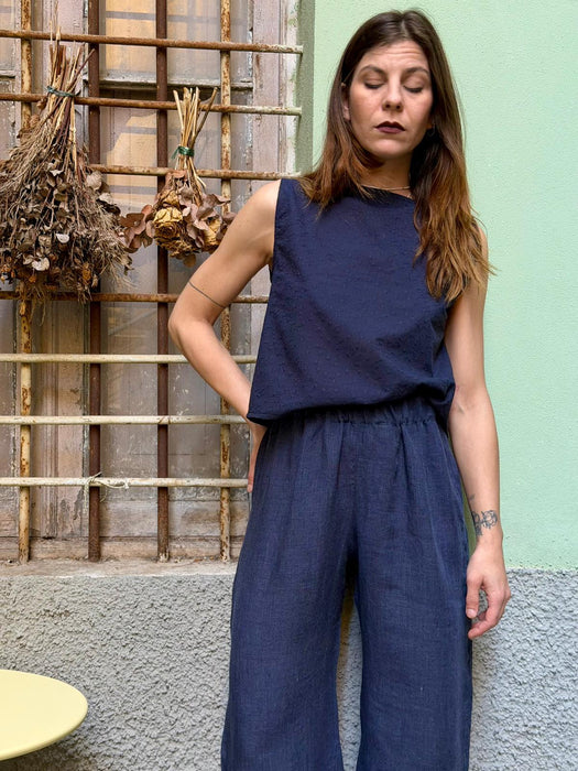 Top Emilia in cotone blu ricamato