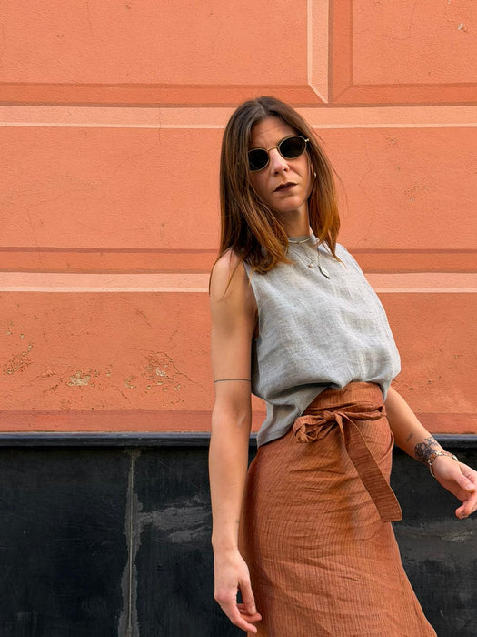 Top Emilia in lino color azzurro polvere