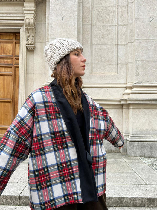 Cappellino beige/sabbia in lana all’uncinetto