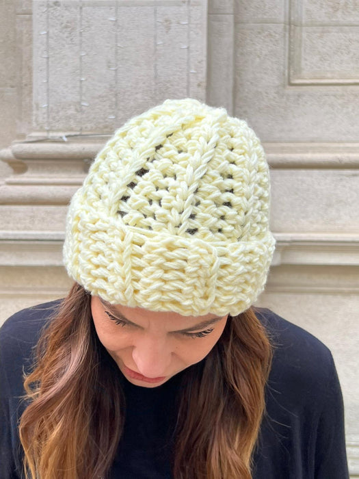 Cappellino giallo pastello in lana all’uncinetto