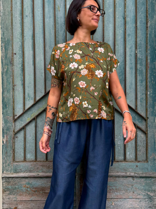 T-shirt Scatoletta in fantasia con le tigri