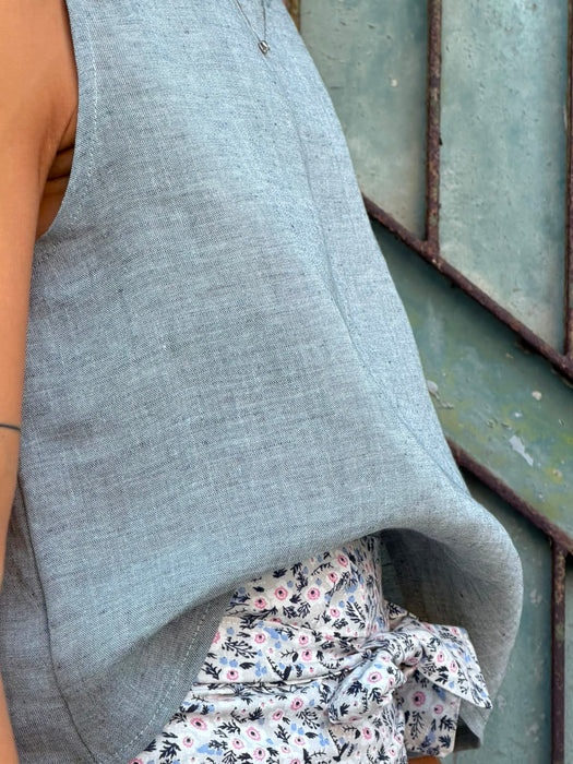 Top Emilia in lino azzurro polvere