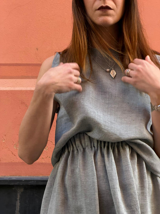 Top Emilia in lino color azzurro polvere