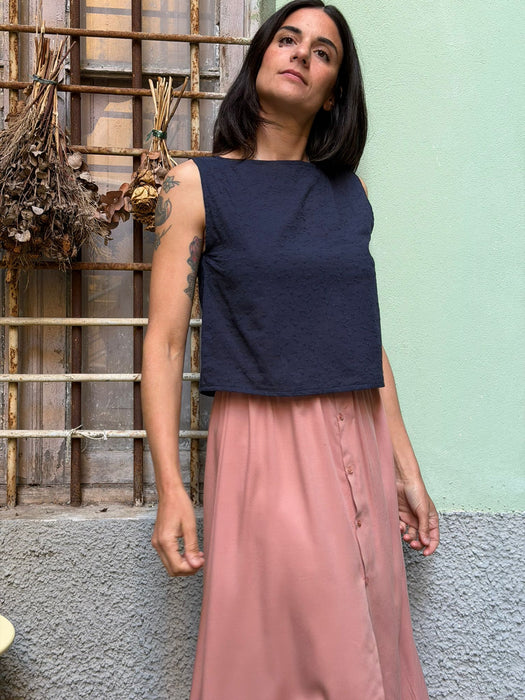 Top Emilia in cotone blu ricamato
