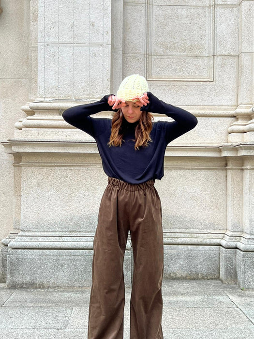 Cappellino giallo pastello in lana all’uncinetto