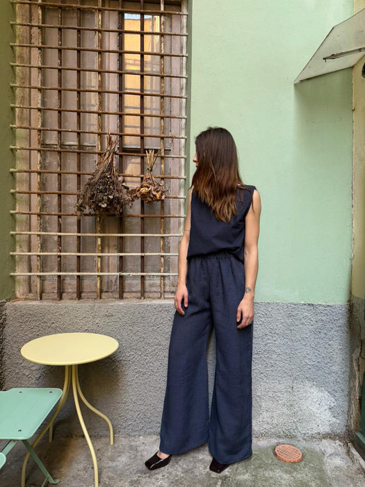 Top Emilia in cotone blu ricamato