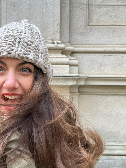 Cappellino beige/sabbia in lana all’uncinetto