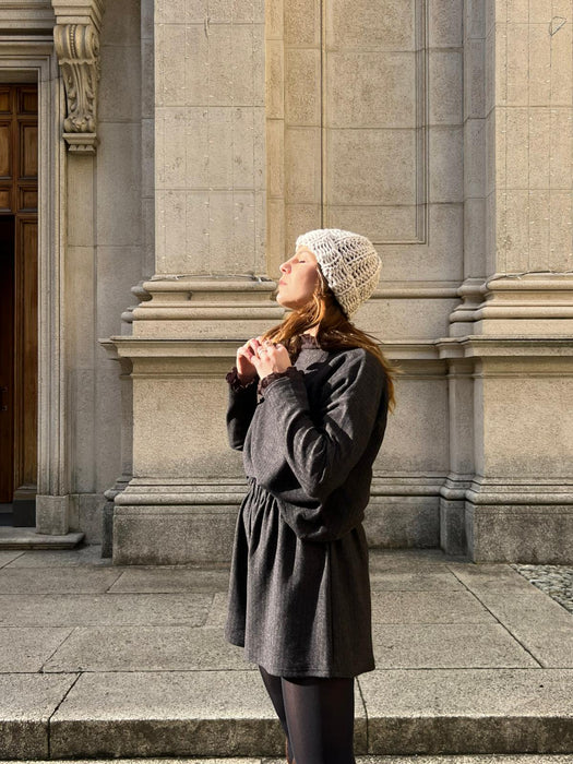 Cappellino beige/sabbia in lana all’uncinetto